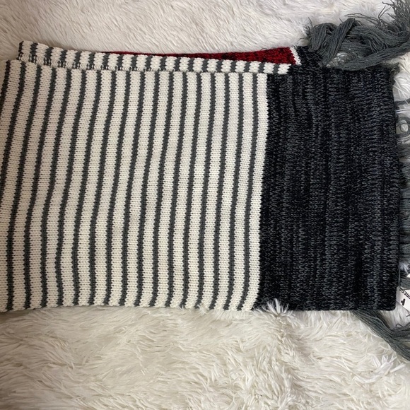 Women’s Express Scarf - Picture 3 of 4